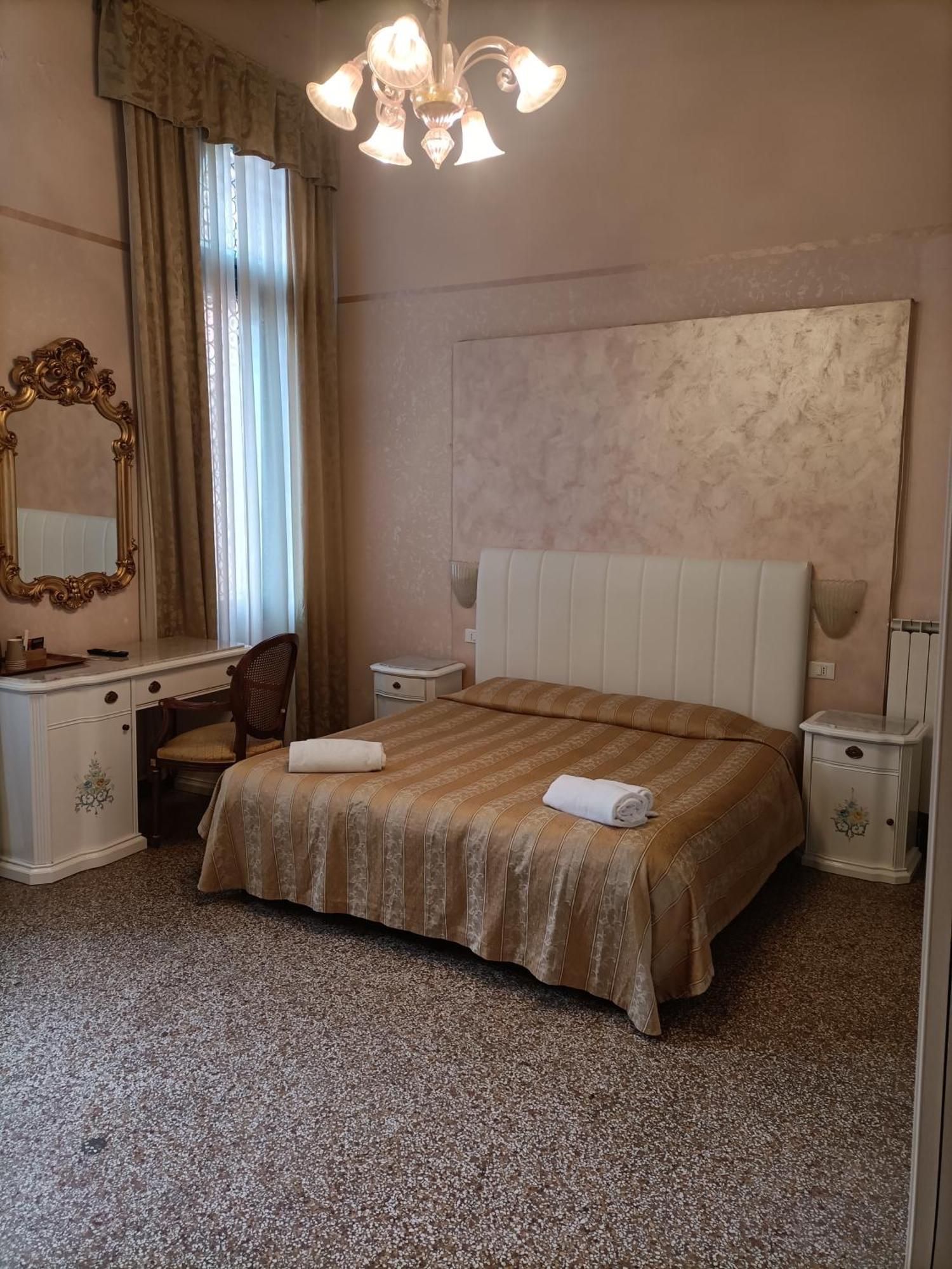Palazzo Lion Morosini - Check In Presso Locanda Ai Santi Apostoli Венеція Екстер'єр фото